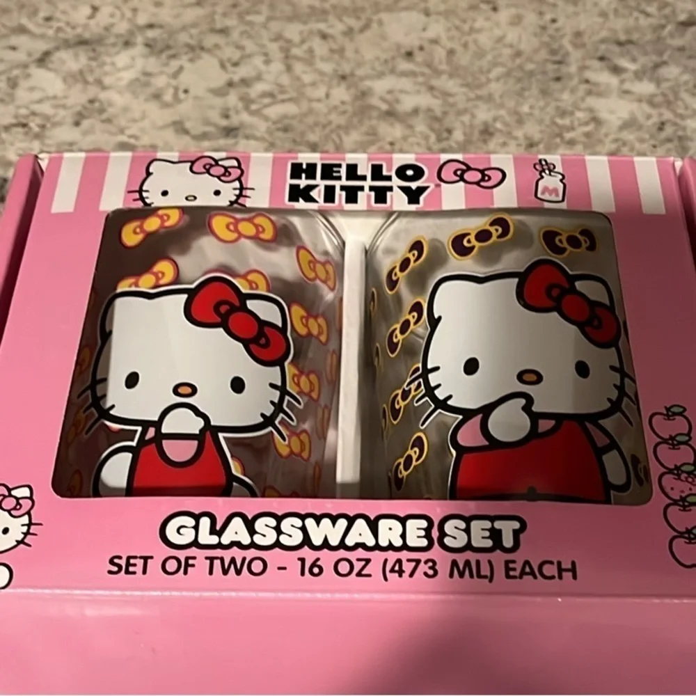 🆕 Hello Kitty Set of two 16 Oz Drinking Glassware Set Bows